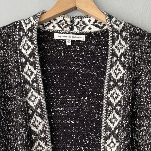 Cupcakes & Cashmere Sweater Size M Chunky Black White Open Front Cardigan Aztec - Picture 3 of 9
